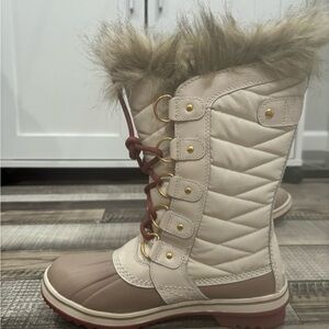 New - Sorel WinterBoots Beautiful